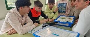 Robótica inclusiva: estudiantes de la UEx enseñan a escolares en un innovador taller