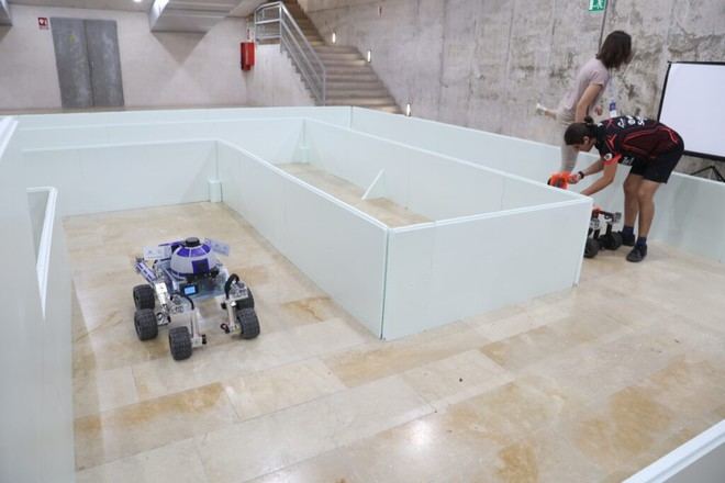 Competencia de robots en la UPCT entre universidades españolas