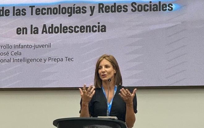Ruth Castillo analiza el impacto de las redes sociales en la adolescencia en un seminario del Tec de Monterrey