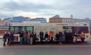 Un autobús en Pisa promueve un mensaje de paz y fraternidad por San Francesco 2026