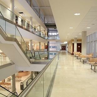 Sanitas introduce el robot Mazor para cirugía de columna con precisión milimétrica