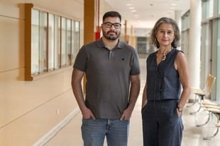 Santiago Batista y Diana Gavilán reciben premio por su investigación sobre IA en educación