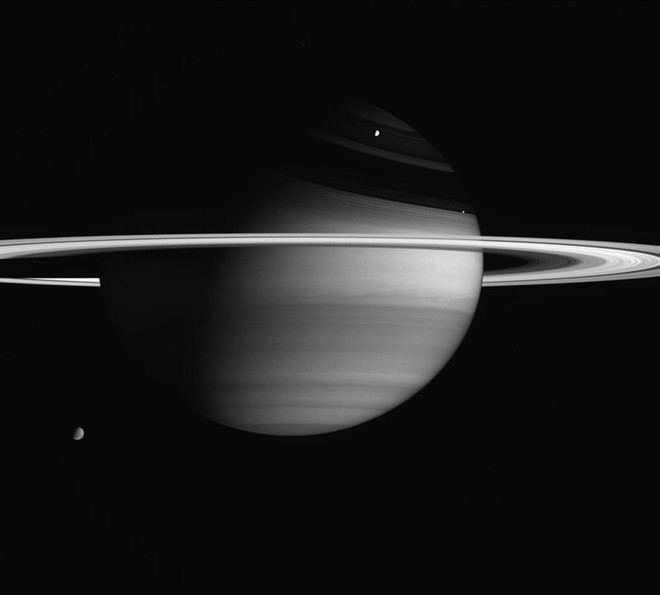 Encelado, la luna de Saturno, libera compuestos orgánicos desde su océano interno Encelado, la luna de Saturno, libera compuestos orgánicos desde su océano interno