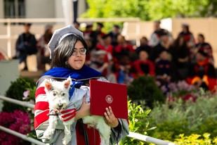 Graduada de MIT celebra con su perro en la ceremonia de doctorado