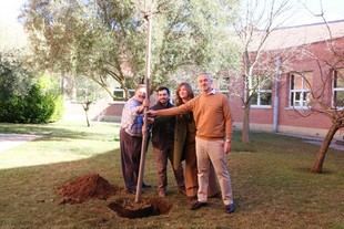 Sergio Boixo planta un tilo en la Universidad de León como símbolo de su vínculo con la institución