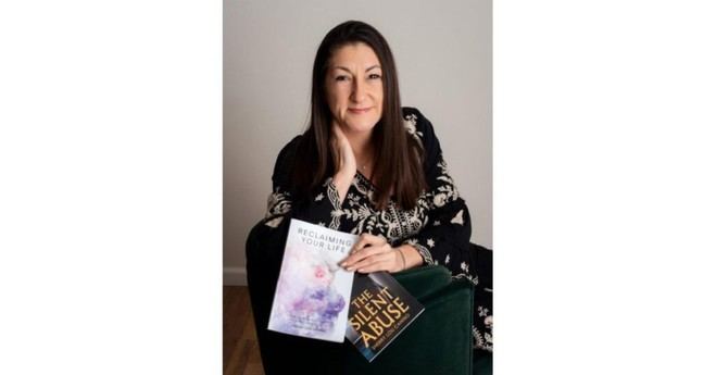 Sherry Lou Canino, reconocida como la mejor sanadora holística de trauma por IAOTP