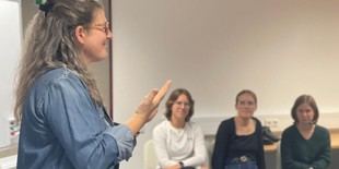 Cornelia Ruppert impulsa la enseñanza de la lengua de señas en LMU para mejorar la educación inclusiva