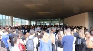 La Facultad de Educación rinde homenaje a la estudiante Arancha Barrientos con un emotivo minuto de silencio