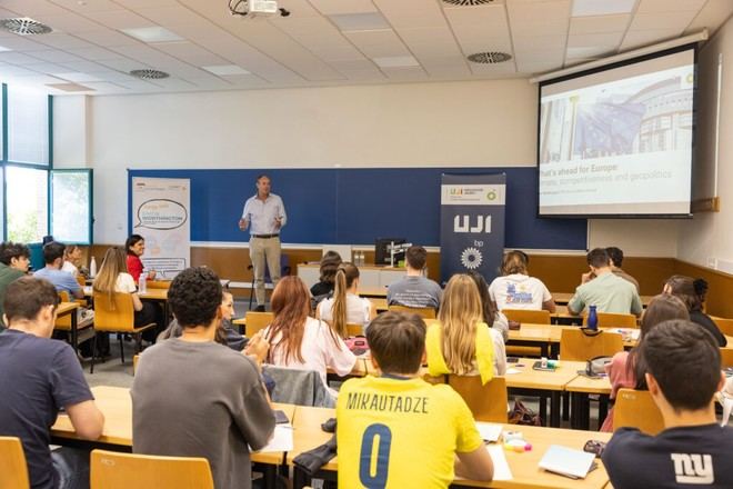 Simon Worthington de bp expone sobre la transición energética en la UJI