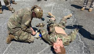 Soldados prueban dispositivos de entrenamiento médico en Fort Benning
