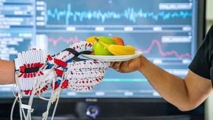 TUM presenta un innovador guante que permite a personas con manos paralizadas volver a agarrar objetos