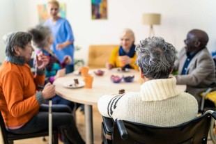 Estudio revela que la inmigración mejora el cuidado de ancianos en EE. UU