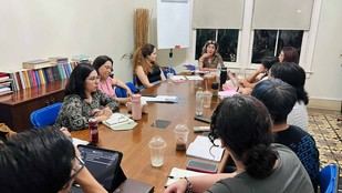 Claudia Guillén enseña a talleristas a crear cuentos efectivos