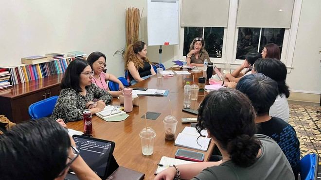 Claudia Guillén enseña a talleristas a crear cuentos efectivos