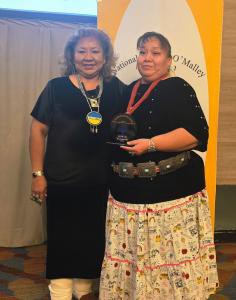 Terriet Wilson, reconocida como Maestra del Año en la Región 2 por su labor en la preservación del idioma indígena