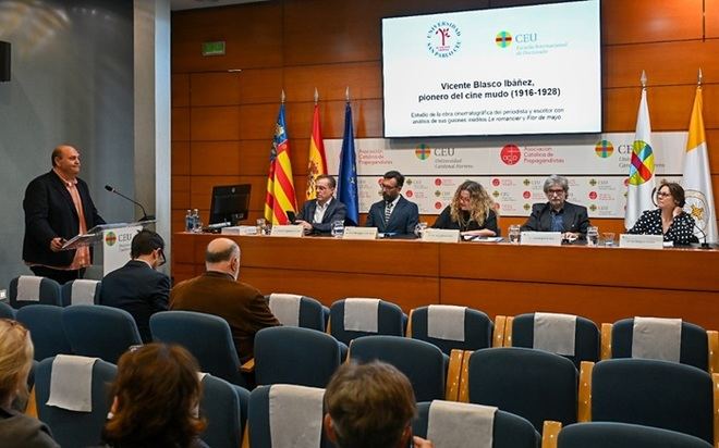 Carlos Aimeur, autor de la tesis sobre Blasco Ibáñez como pionero del cine mudo europeo defendida hoy en la CEU UCH, junto a los directores y miembros del tribunal.