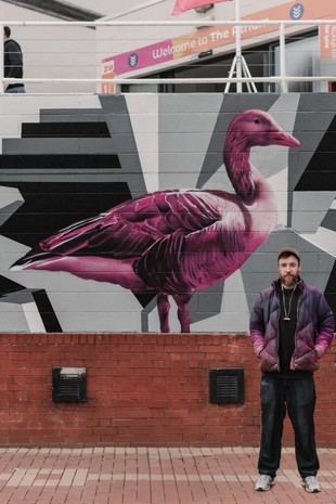 Warwick presenta un mural neon del ganso como símbolo de creatividad en el campus