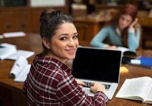 Aumenta la ocupación y la igualdad de género entre los graduados de la Universitat de València