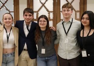 Equipo F gana la Liga de Debate Interna de la UV y Pau Sadurní es reconocido como el mejor orador