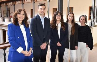 Tres estudiantes de ADE reciben becas PIBE-AECA para potenciar su carrera profesional