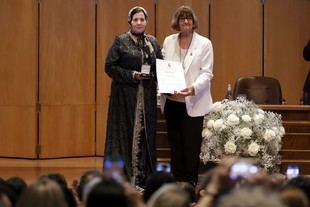 Universidad de Chile premia a embajadora marroquí Kenza El Ghali