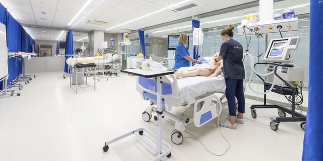 UIC Barcelona investiga el uso de moulage y realidad virtual en la enseñanza de curas de heridas