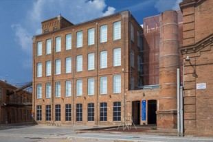 UIC Barcelona selecciona dos proyectos para residencias en Fabra i Coats 2026