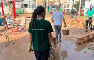 Estudiantes dedican su verano a ayudar a personas en riesgo de exclusión social y rehabilitar viviendas afectadas por la DANA