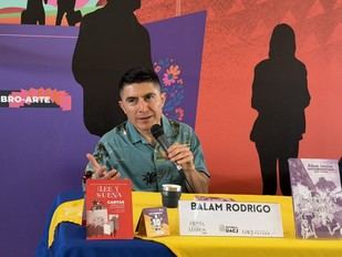 Presentan el libro "Álbum familiar centroamericano" en UACJ