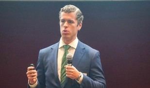 Estudiante de la Universidad Loyola gana concurso de inversión en Chicago