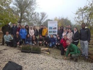 Voluntarios de la UCO realizan plantación en la Laguna de Tíscar