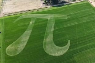 Universidad de Pisa celebra el Pi Day con un gigantesco símbolo de Pi en un prado, creado por un robot