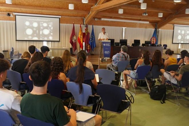 Conferencia sobre teoría de sombras en la Escuela de Arquitectura y Edificación