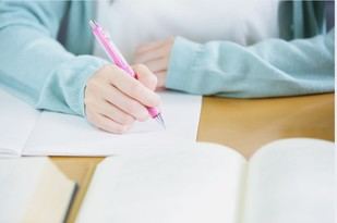 Iniciativa para fomentar la escritura manual y la lectura pausada en la Universidad de Sevilla