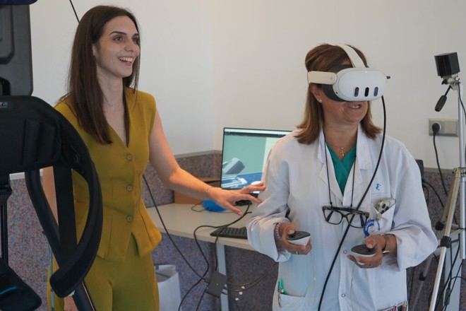 Alumna de la UPCT desarrolla un gemelo digital de un quirófano robotizado