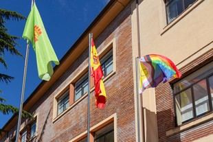 Universidad de León iza bandera arcoíris por la igualdad y diversidad
