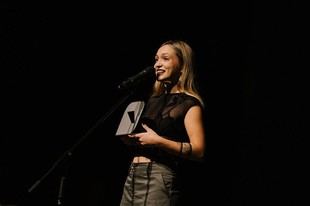 Estudiante de la UA gana el premio Ovidi como artista revelación