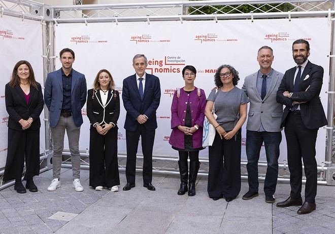La Universitat de València recibe premio por su ponencia sobre longevidad y bienestar integral