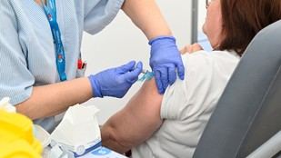 La vacuna contra la gripe reduce infartos y trombos en pacientes cardíacos según un estudio