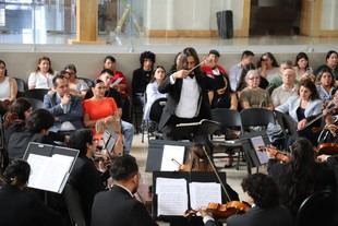 Orquesta Sinfónica de UACJ realiza concierto itinerante en la comunidad
