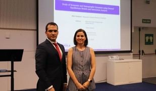 Tesis de la Universidad Loyola analiza el impacto económico del envejecimiento y la migración
