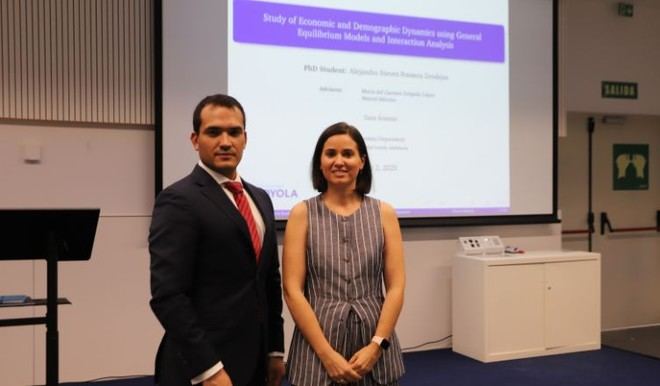 Tesis de la Universidad Loyola analiza el impacto económico del envejecimiento y la migración