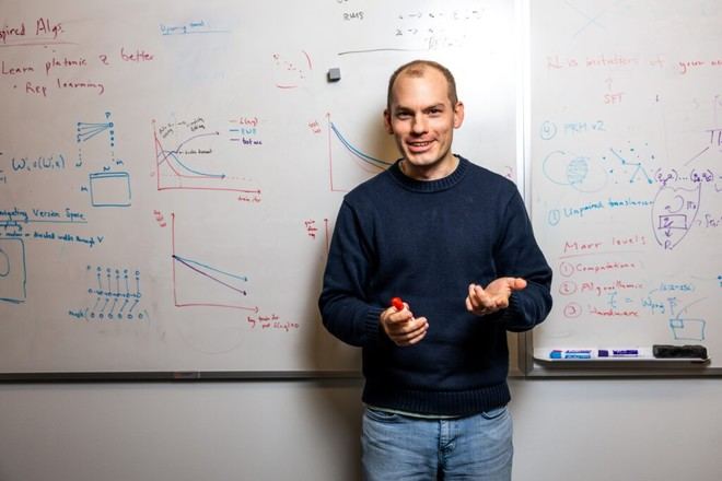 Estudio sobre la inteligencia similar a la humana en máquinas por el profesor Phillip Isola