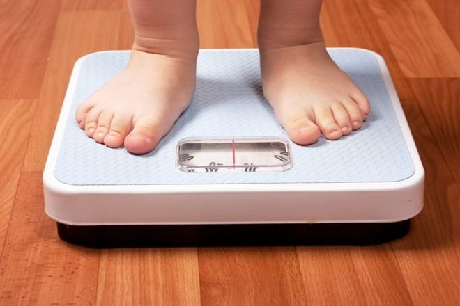 Los niños con bajo peso generan costos al NHS similares a los de los niños obesos