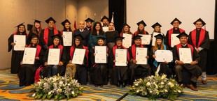 UNEATLANTICO entrega títulos a graduados en México