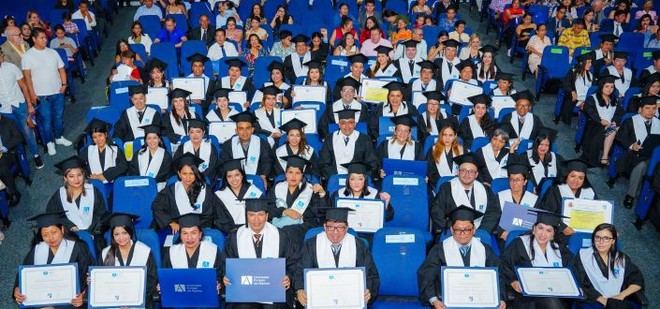 UNEATLANTICO realiza ceremonia de graduación en Ecuador