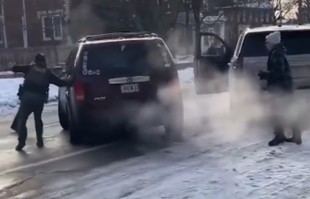 Piden investigar muerte de mujer baleada por agente de ICE en EE.UU