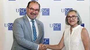 USC y AGADEA firman un convenio de colaboración para mejorar la atención a personas con demencia