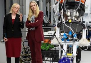 La Ministra de Veteranos visita el Centro de Estudios de Lesiones de Imperial en White City