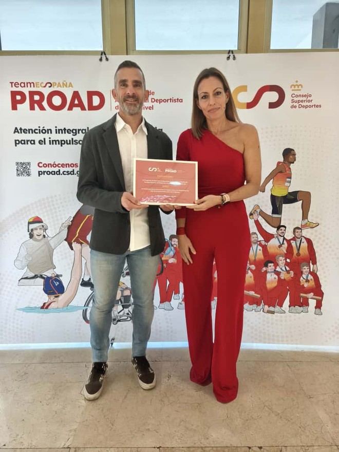 La UNED recibe un premio por su apoyo a deportistas universitarios